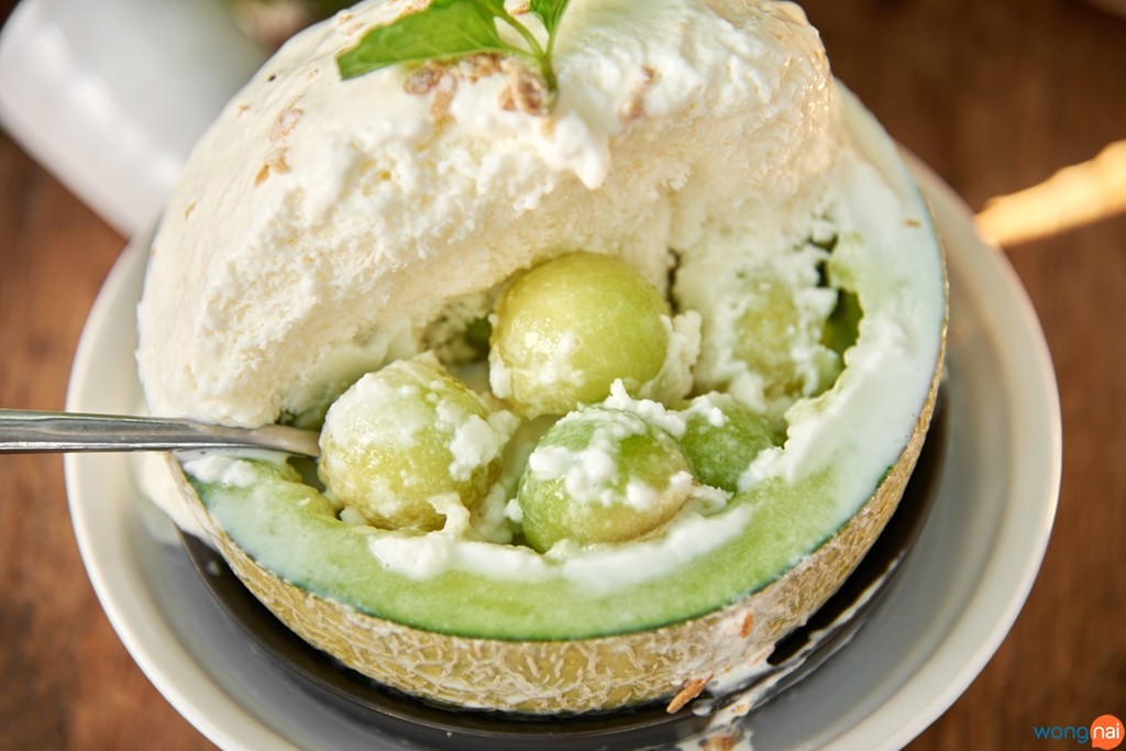 Bingsu Melon Macarpone Cheese (199 บาท) แค่คำแรกที่ได้ชิมก็ทำเอาเรานั้นถึงกับเคลิ้บเคลิ้มไปกับรสชาติในทันที เพราะความหอมหวานของเมล่อนสายพันธุ์ญี่ปุ่นนั้น มันช่างเข้ากันเป็นเป็นอย่างดีกับรสหวานแบบนุ่มๆ ของบิงซูนมสด และพุดดิ้งมะพร้าวที่เสิร์ฟมาให้ทานด้วยกัน นับได้ว่าเป็นการผสมผสานทางรสชาติที่ลงตัวเอามากๆ เลยแหละสำหรับถ้วยนี้ เป็นอีกหนึ่งของดีที่ไม่ควรพลาด !!
