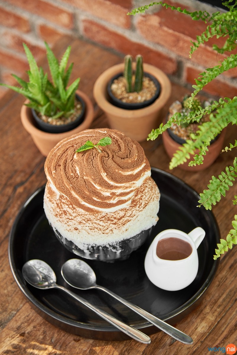Bingsu Choco Lava (169 บาท) ถ้าเปรียบเป็นคนก็คงเป็นเด็กผู้ชาย ที่มีมาดเข้มแต่แฝงไปด้วยความหวานอยู่ลึกๆ เมื่อบิงซูนมสดนั้นถูกแต่งเติมด้วยวิปปิ้งครีมสูตรเฉพาะที่ทั้งเหนียวนุ่ม และหอมมัน พร้อมโรยด้วยผงไมโลไว้ด้านบน ก่อนที่จะซุกซ่อนความลับบางอย่างเอาไว้ตรงกลางด้านใน เพื่อรอให้คุณมาค้นเจอด้วยตัวเอง
