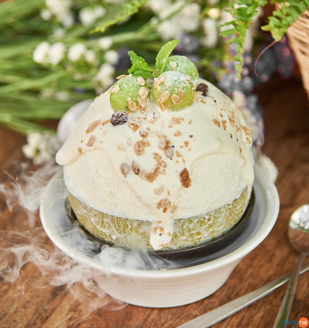 Bingsu Melon Macarpone Cheese (199 บาท) แค่คำแรกที่ได้ชิมก็ทำเอาเรานั้นถึงกับเคลิ้บเคลิ้มไปกับรสชาติในทันที เพราะความหอมหวานของเมล่อนสายพันธุ์ญี่ปุ่นนั้น มันช่างเข้ากันเป็นเป็นอย่างดีกับรสหวานแบบนุ่มๆ ของบิงซูนมสด และพุดดิ้งมะพร้าวที่เสิร์ฟมาให้ทานด้วยกัน นับได้ว่าเป็นการผสมผสานทางรสชาติที่ลงตัวเอามากๆ เลยแหละสำหรับถ้วยนี้ เป็นอีกหนึ่งของดีที่ไม่ควรพลาด !!