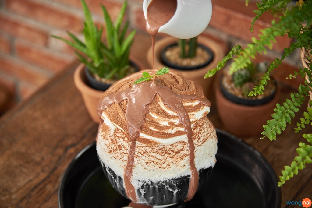 Bingsu Choco Lava (169 บาท) ถ้าเปรียบเป็นคนก็คงเป็นเด็กผู้ชาย ที่มีมาดเข้มแต่แฝงไปด้วยความหวานอยู่ลึกๆ เมื่อบิงซูนมสดนั้นถูกแต่งเติมด้วยวิปปิ้งครีมสูตรเฉพาะที่ทั้งเหนียวนุ่ม และหอมมัน พร้อมโรยด้วยผงไมโลไว้ด้านบน ก่อนที่จะซุกซ่อนความลับบางอย่างเอาไว้ตรงกลางด้านใน เพื่อรอให้คุณมาค้นเจอด้วยตัวเอง