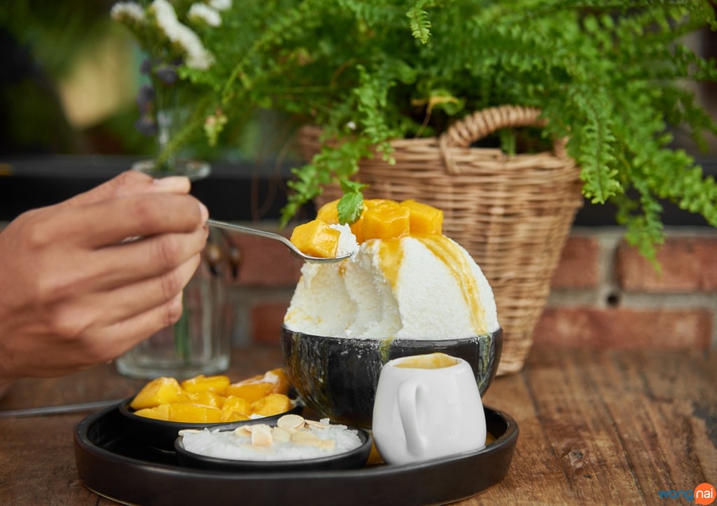 Bingsu Mango Sticky Rice (169 บาท) หวานเย็นในสไตล์ลูกครึ่ง เมื่อบิงซูเนื้อนุ่มสัญชาติเกาหลี มาประกบคู่เข้ากับความอ่อนหวานของข้าวเหนียวมะม่วงสัญชาติไทย เพิ่มรสชาติด้วยซอสมะม่วงสด จึงเกิดเป็นความงดงามทางรสชาติที่ลงตัว ราวกับได้เจอโอปป้าตัวเป็นๆ มายืนอยู่ตรงหน้าก็ว่าได้