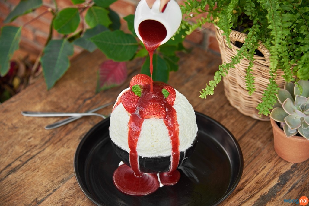 Bingsu Strawberry Cheese Cake (169 บาท) งานนี้คนชอบสตรอว์เบอร์รีต้องยอมสยบ เมื่อบิงซูขาวพูนถ้วยใหญ่ ถูกนำมาจับคู่เข้ากับความหวานอมเปรี้ยวของสตรอว์เบอร์รีที่มาในรูปแบบต่างๆ ทั้ง สตรอว์เบอร์รีซอสโฮมเมดสีแดงรสหวานฉ่ำที่ทำมาจากผลสตรอว์เบอร์รีสด และผลสดที่วางเรียงอยู่ด้านบน