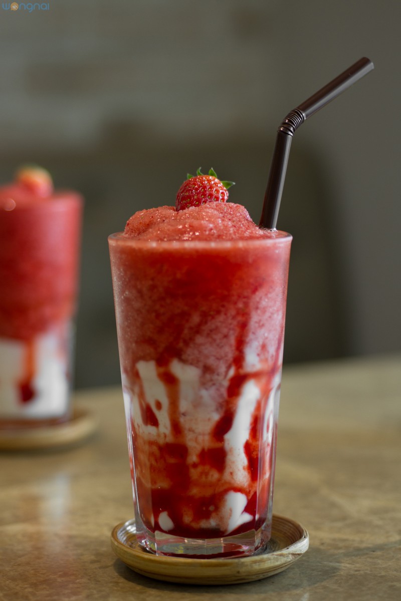 “Strawberry Swirl Yogurt” (140.-)