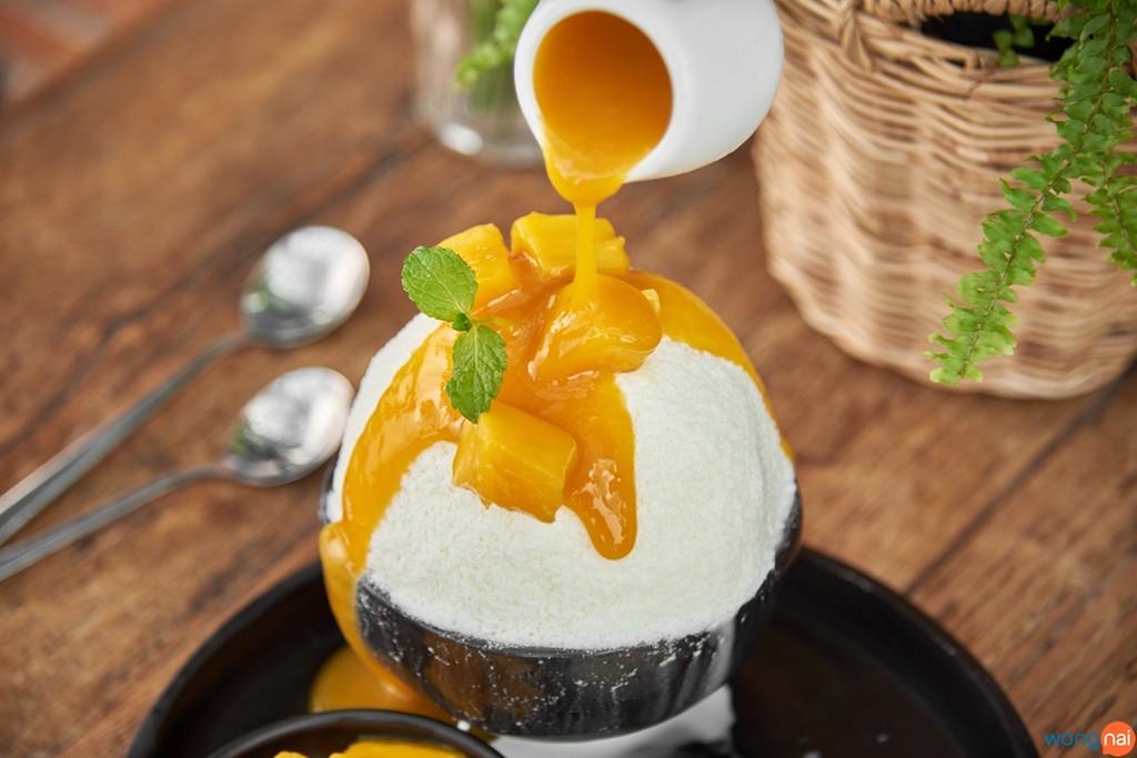 Bingsu Mango Sticky Rice (169 บาท) หวานเย็นในสไตล์ลูกครึ่ง เมื่อบิงซูเนื้อนุ่มสัญชาติเกาหลี มาประกบคู่เข้ากับความอ่อนหวานของข้าวเหนียวมะม่วงสัญชาติไทย เพิ่มรสชาติด้วยซอสมะม่วงสด จึงเกิดเป็นความงดงามทางรสชาติที่ลงตัว ราวกับได้เจอโอปป้าตัวเป็นๆ มายืนอยู่ตรงหน้าก็ว่าได้
