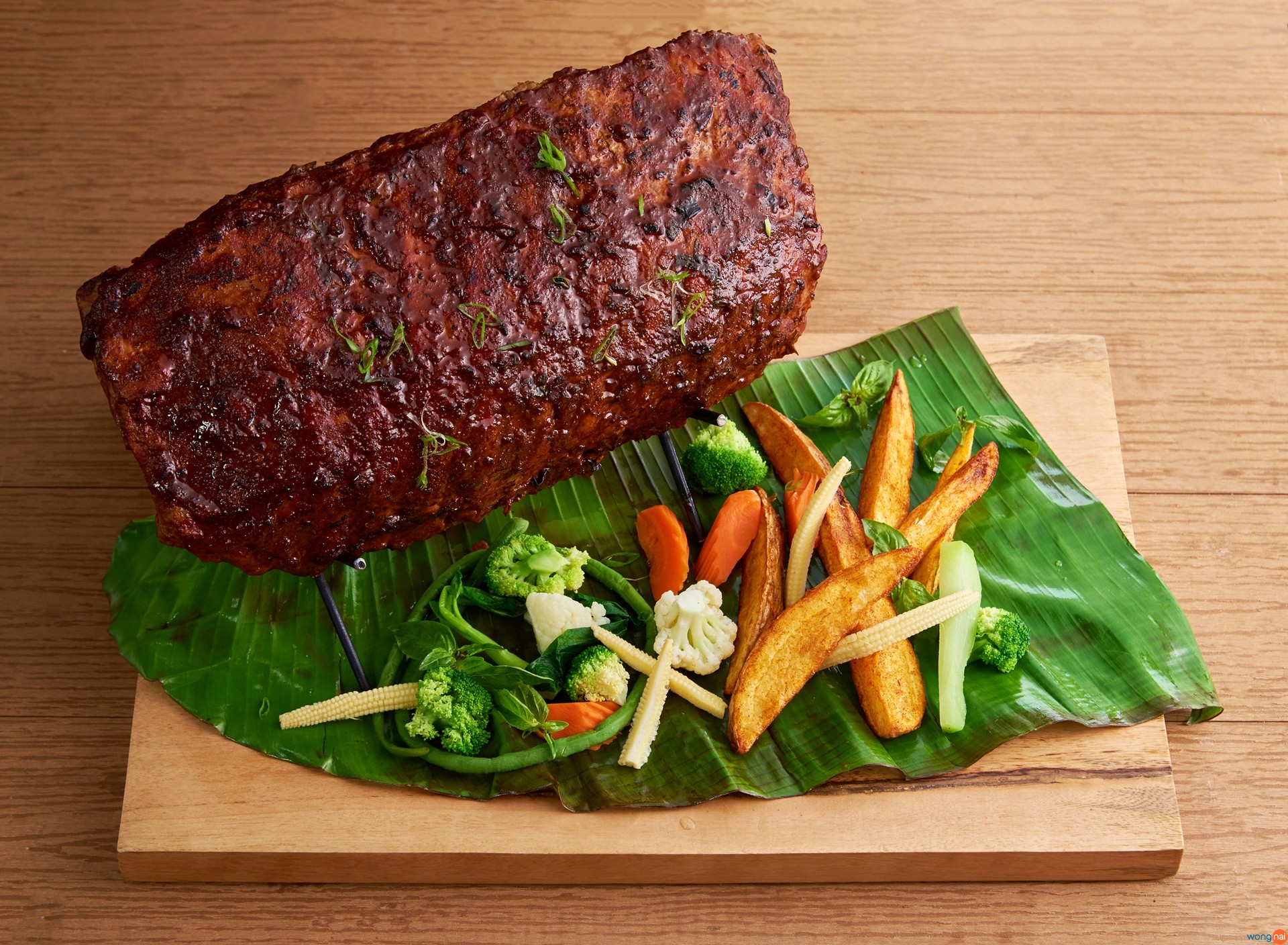 Flintstone Rib (599 บาท) ซี่โครงย่างชิ้นโตที่ผ่านการหมักมาเป็นอย่างดีจนมีเนื้อที่นุ่มดั่งสำลี ทาด้วยบาร์บีคิว ซอสจนชุ่มทั้งชิ้น
