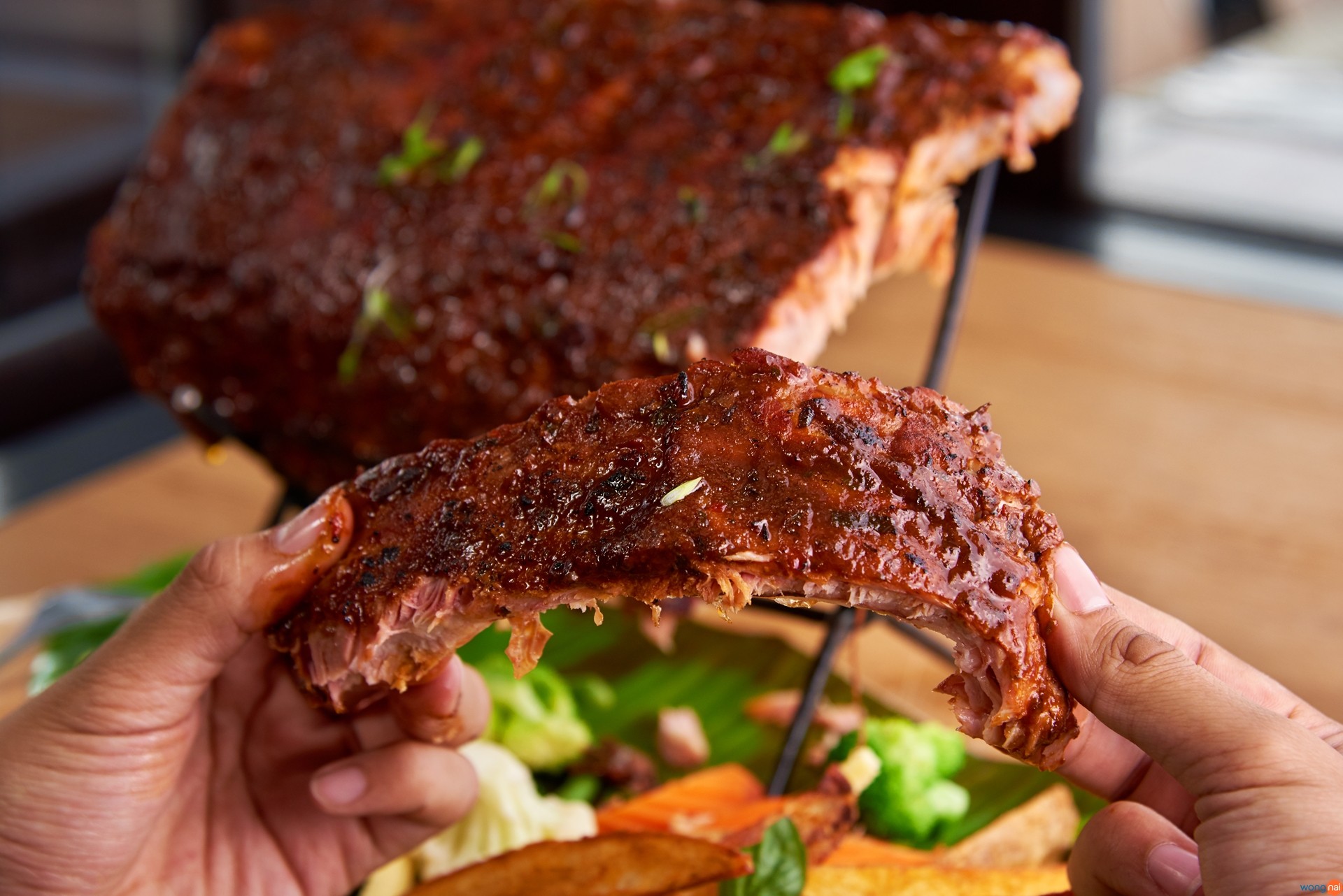 Flintstone Rib (599 บาท) ซี่โครงย่างชิ้นโตที่ผ่านการหมักมาเป็นอย่างดีจนมีเนื้อที่นุ่มดั่งสำลี ทาด้วยบาร์บีคิว ซอสจนชุ่มทั้งชิ้น