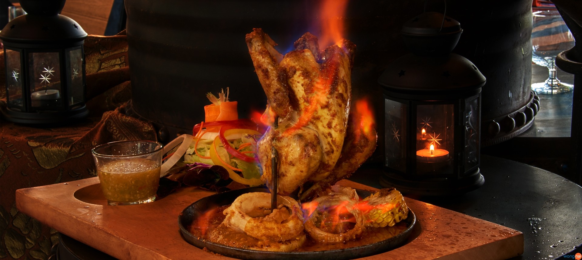 ไก่อบภูเขาไฟ (399 บาท) เมนูอาหารไทยที่ได้รับการปรับปรุงขึ้นมาใหม่จากเมนูไก่อบฟางที่โด่งดังของไทย โดยการนำไก่ไปหมักกับเครื่องเทศจนซึมเข้าเนื้อเป็นอย่างดี จากนั้นจึงนำมาอบจนสุก ส่วนที่มาของคำว่าภูเขาไฟก็เห็นจะเป็นการราดด้วยเหล้าจุดไฟลงบนตัวไก่ จนดูเหมือนภูเขาไฟที่กำลังปะทุ