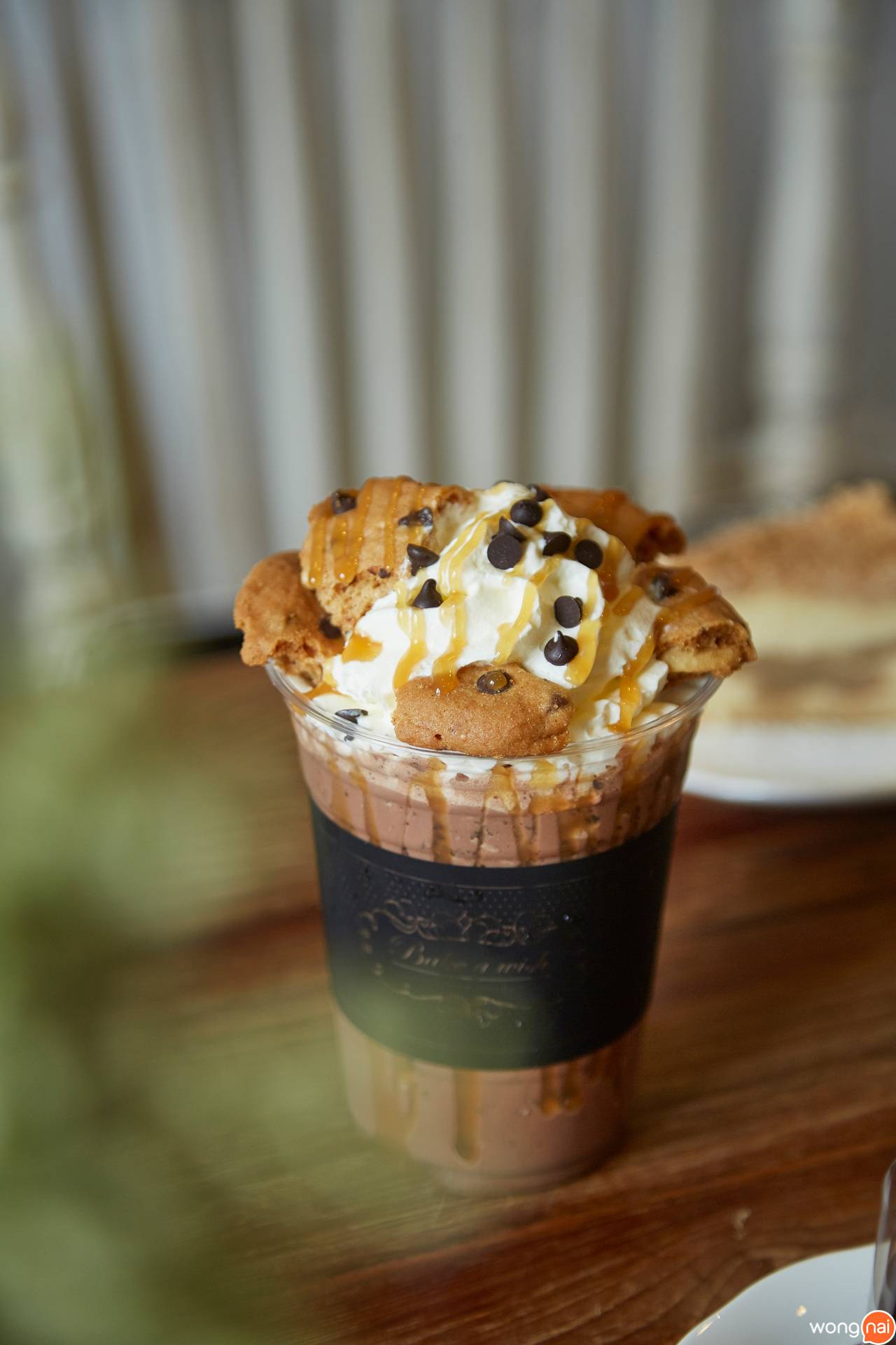 เมนู “คาราเมลช็อกชิพมอคค่าเฟรบเป้” ของร้าน “Bake a wish”