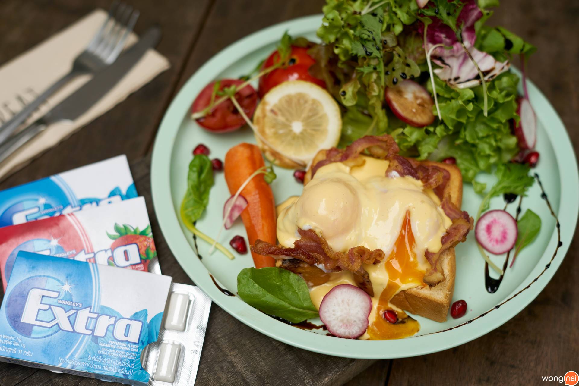 เมนู Egg benedict ของร้าน Treat & Hangout