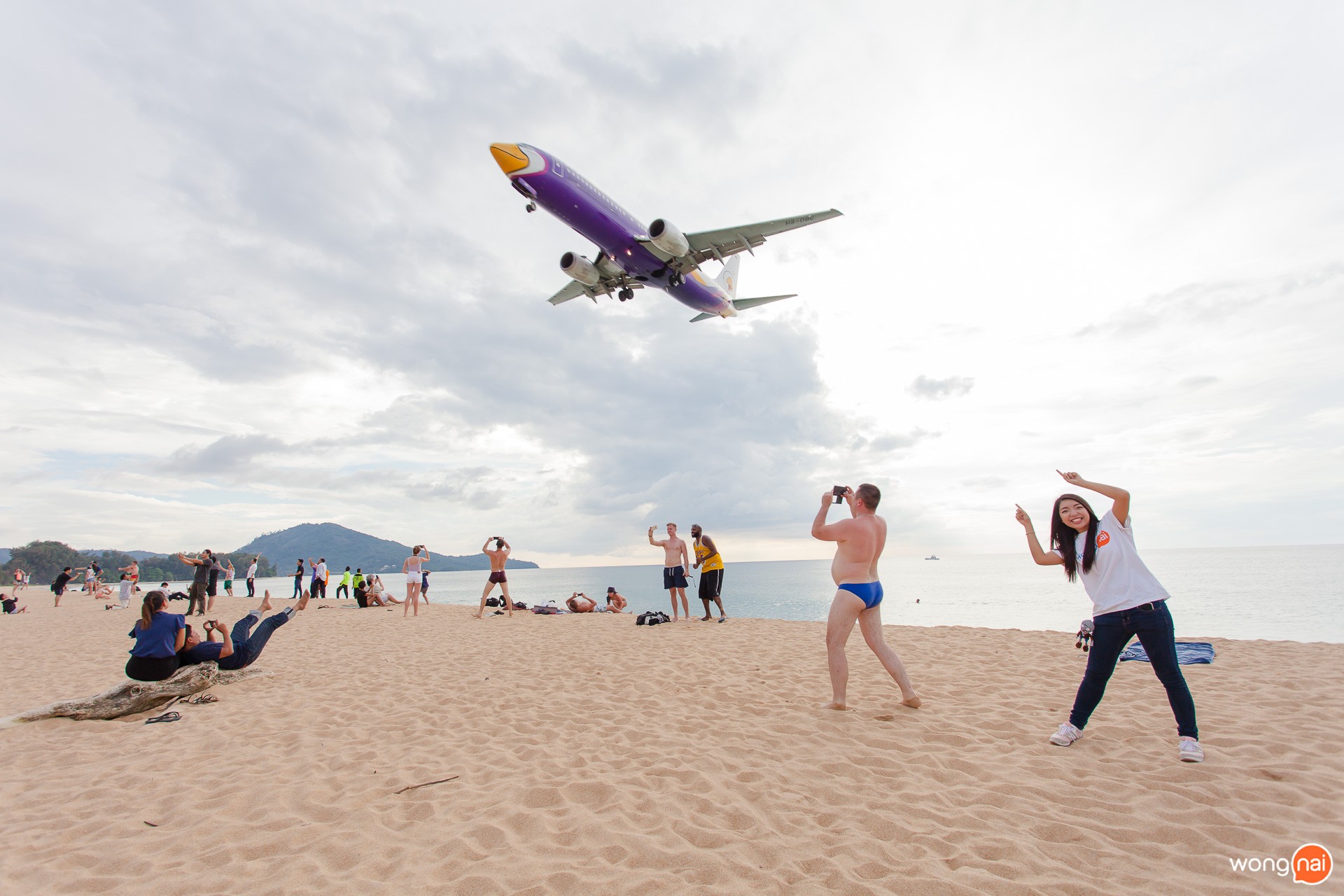 ถ่ายรูปกับเครื่องบินที่หาดไม้ขาว