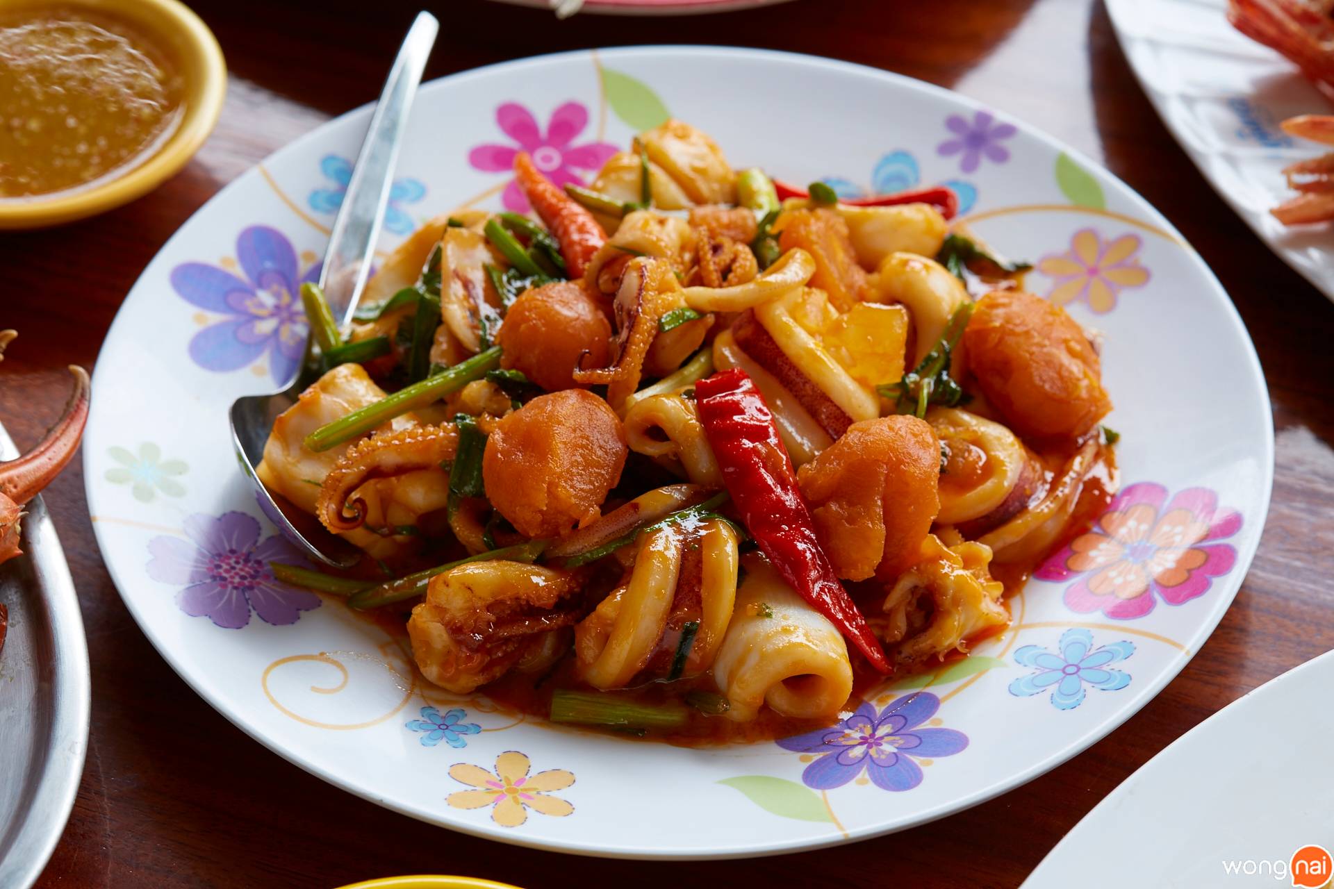 “หมึกผัดไข่เค็ม” ร้าน “แดงอาหารทะเลต้นตำรับ"