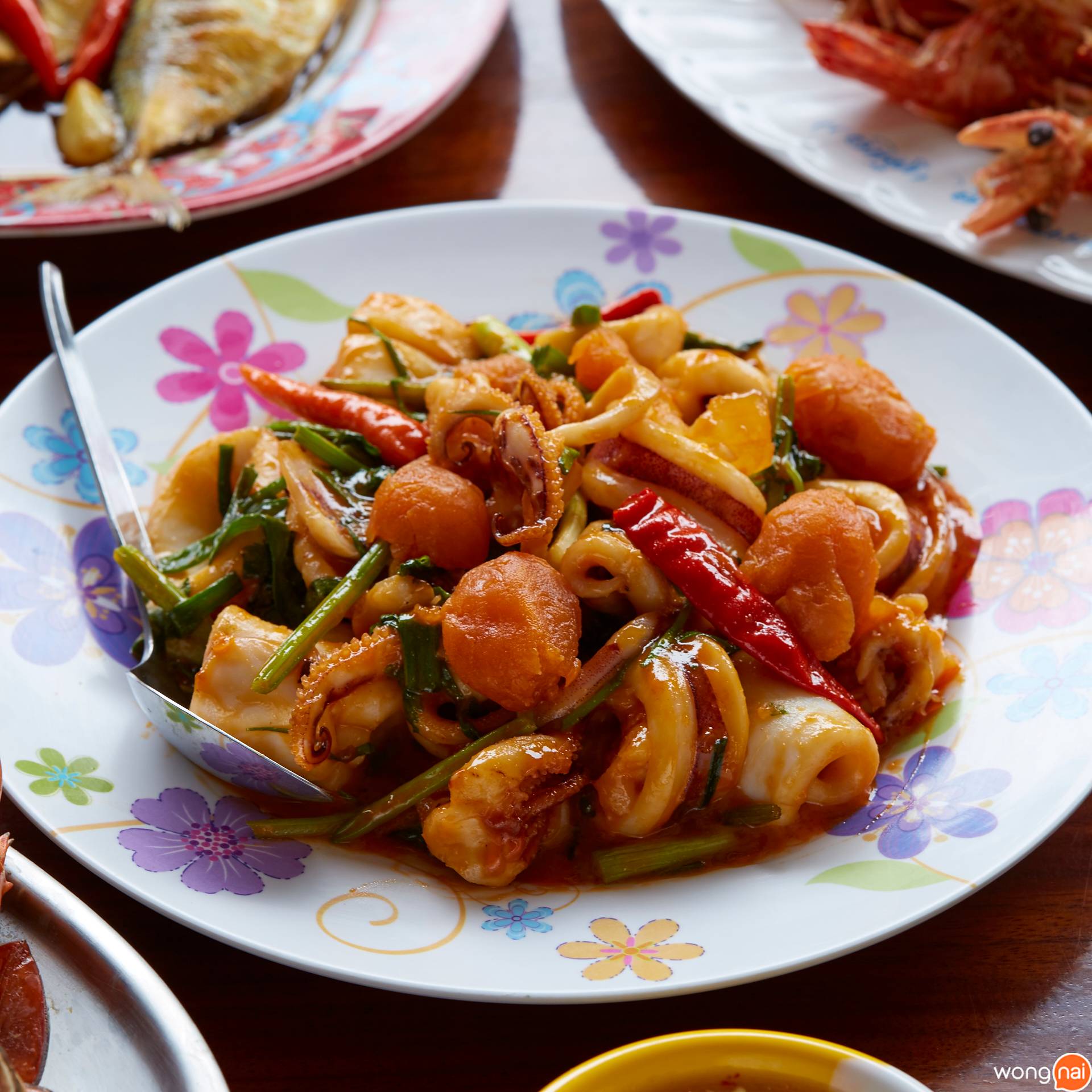 “หมึกผัดไข่เค็ม” ร้าน “แดงอาหารทะเลต้นตำรับ"