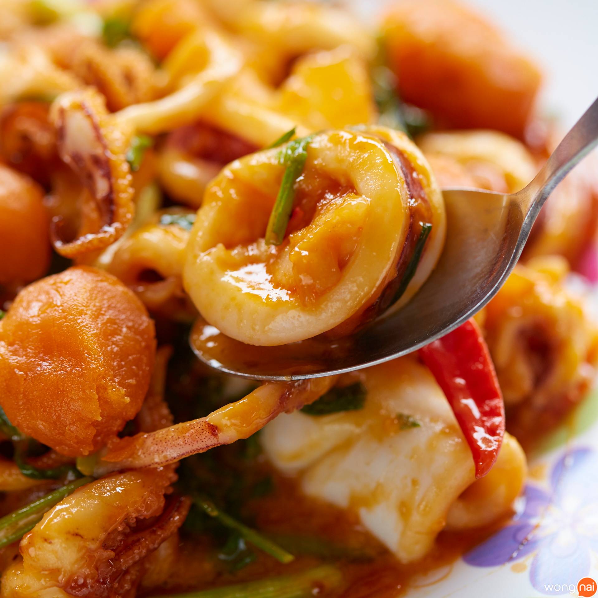 “หมึกผัดไข่เค็ม” ร้าน “แดงอาหารทะเลต้นตำรับ"