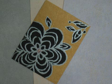 * 作品尺寸約13x17cm,附手工信封 * 卡片本身採用日本水彩紙為底,封面用特殊的壁紙剪貼而成; 原本平淡的壁紙經過設計及加工配色後,呈現一股非凡的精緻感~ 也因為壁紙本身取得不易,所以每種款式皆只有一張,不管要送 人或自己收藏都很適合喔~