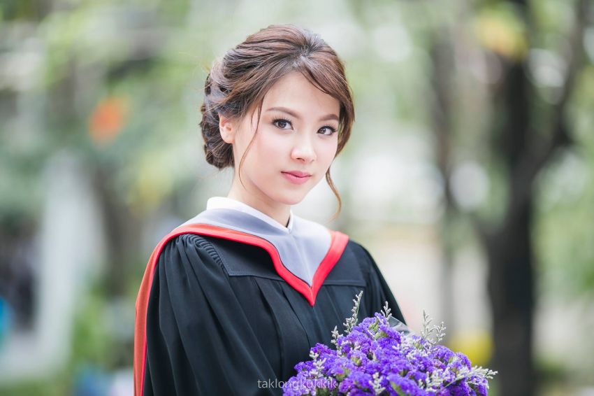 image of 10 ไอเดียทรงผมรับปริญญา ทำเองง่ายๆ สวยปังสไตล์บัณฑิต Ver. ผมยาว