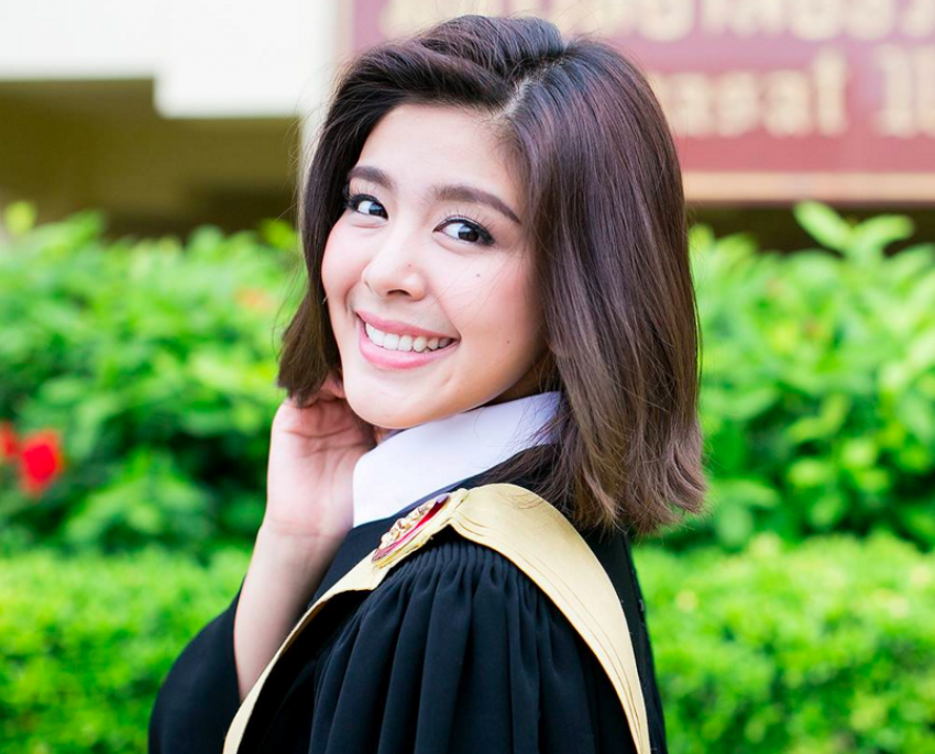 image of 10 ไอเดียทรงผมรับปริญญา เซ็ตเองได้ สวยเก๋สไตล์บัณฑิต Ver. ผมสั้น