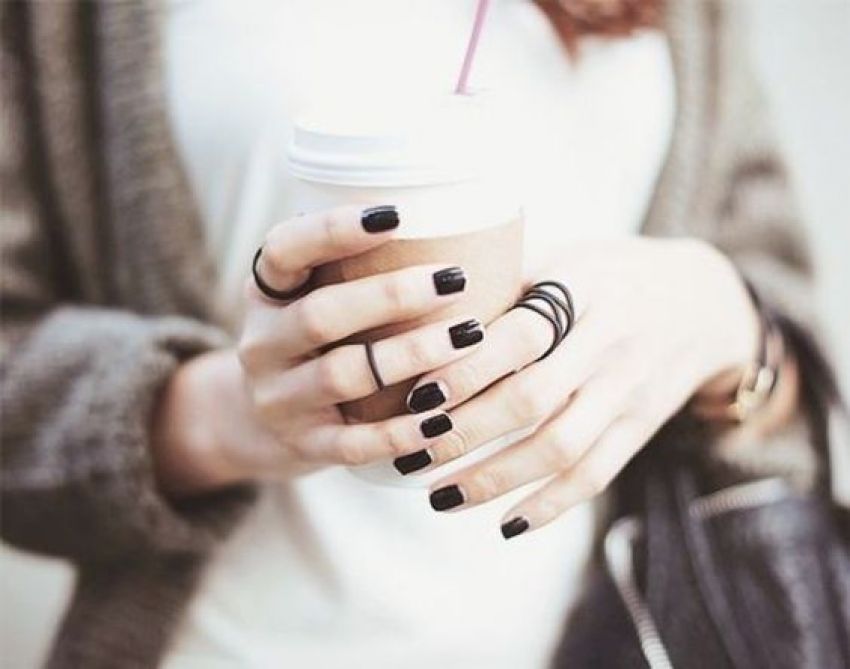 image of 50 ไอเดีย ทาเล็บสวยเก๋ โพสเท่ๆ กับกาแฟแก้วโปรด❤️
