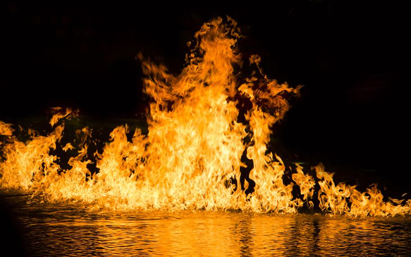 Seorang Wanita Bakar Diri dan Teriak Dituduh Penyebab Lion Air Jatuh