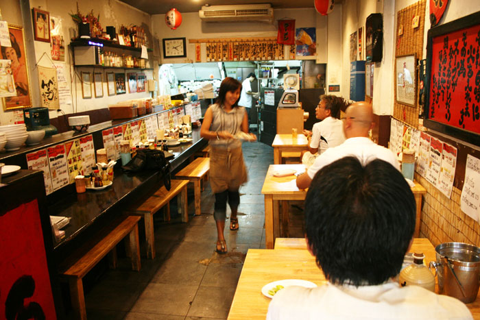 บรรยากาศภายในร้าน (อยากบอกว่าทั้งร้านมีแต่คนญี่ปุ่น) บรรยากาศภายในร้าน (อยากบอกว่าทั้งร้านมีแต่คนญี่ปุ่น)