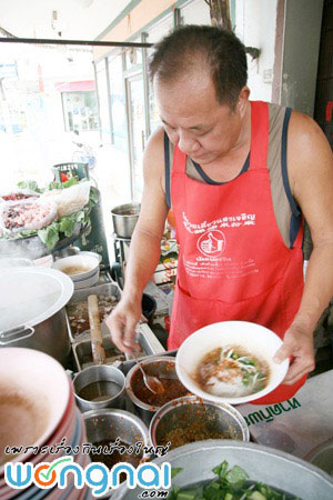 ก๋วยเตี๋ยวเรือเฉินหลง เจ้าของร้านที่บอกว่าหน้าเหมือนเฉินหลง ก๋วยเตี๋ยวเรือเฉินหลง เจ้าของร้านที่บอกว่าหน้าเหมือนเฉินหลง