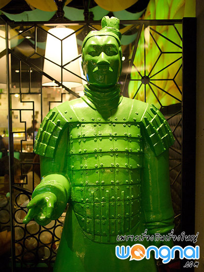 หุ่นทหารจีนสีเขียวหน้าร้าน Mix Restaurant & Bar Mix Restaurant & Bar : Green Soldier