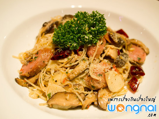 Moom-Mumm Park Pasta Angel Hair Sauteed with Spicy Italian Sausage in White Wine Sauce Moom-Mumm Park Pasta Angel Hair Sauteed with Spicy Italian Sausage in White Wine Sauce