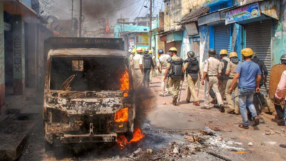 تشدد کے بعد رانی گنج میں گشت کرتے پولیس اہلکار/فوٹو:پی ٹی آئی