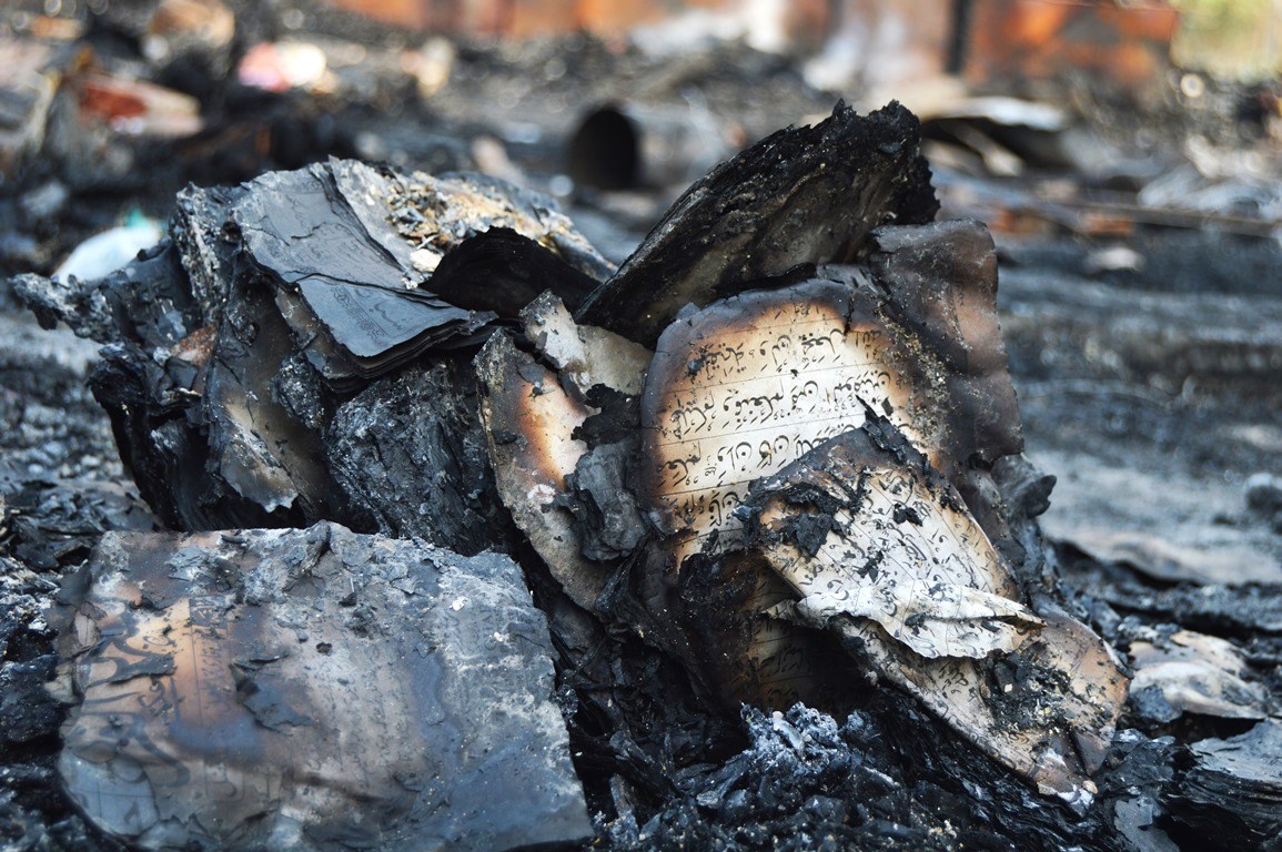 بستی میں ایک مسجد اور مدرسہ بھی تھا، آگ میں وہ بھی خاک ہو گیا