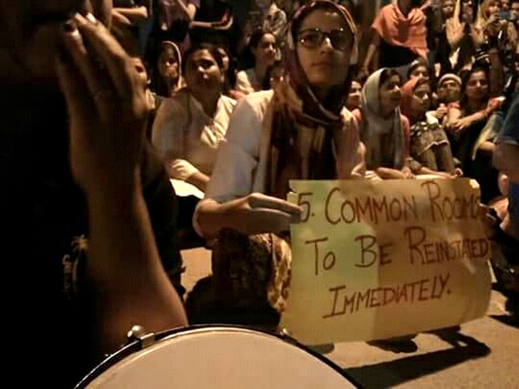 طالبات کے ذریعے مارچ میں کیا گیا مظاہرہ۔ (فوٹو بشکریہ : فیس بک / NSUI Jamia Millia Islamia)