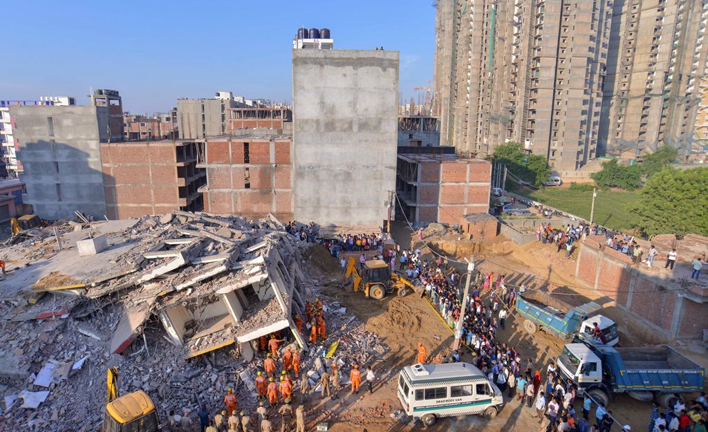 حادثہ کی جگہ پر بچاؤ کام میں لگی راحت ٹیم (فوٹو : پی ٹی آئی)