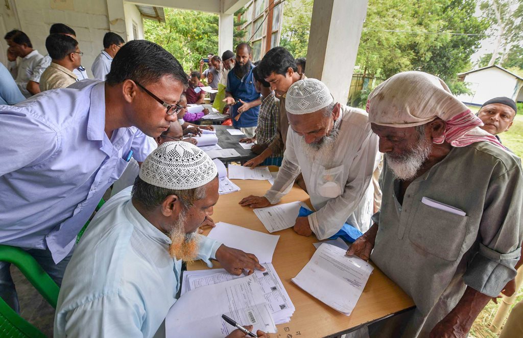 آسام کے نگانو میں این آر سی سروس سینٹر میں اپنا نام دیکھتے لوگ۔ (فوٹو : پی ٹی آئی)