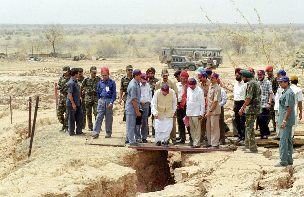 20 مئی 1998 کو راجستھان کے پوکھرن میں نیوکلیر ٹیسٹ کےموقع پر سابق وزیر اعظم اٹل بہاری واجپائی۔ (فوٹو :پی ٹی آئی)