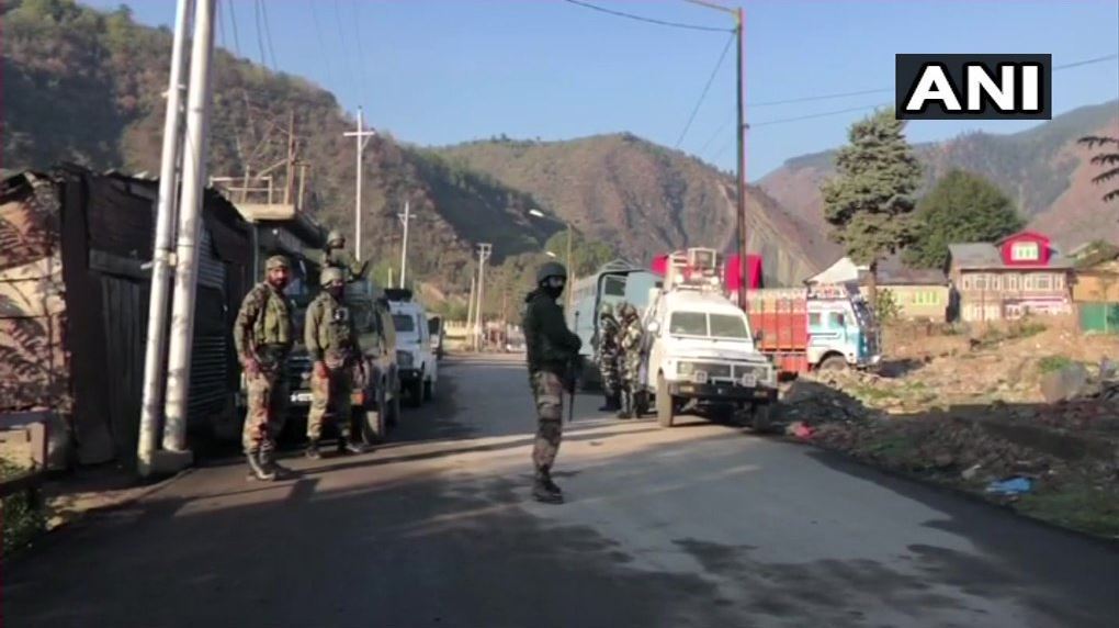 بارہملا کے ایک رائے دہندگی مرکز میں مقامی بلدیاتی انتخاب کے لئے بھاری سکیورٹی تعینات (فوٹو : اے این آئی)