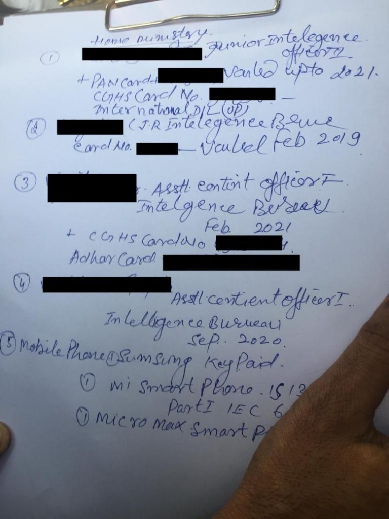 پکڑے گئے آئی بی جاسوسوں کے پاس سے ملے دستاویز۔ دی وائر نے جاسوسوں کے نام والی جگہ کو سیاہ کر دیا ہے۔