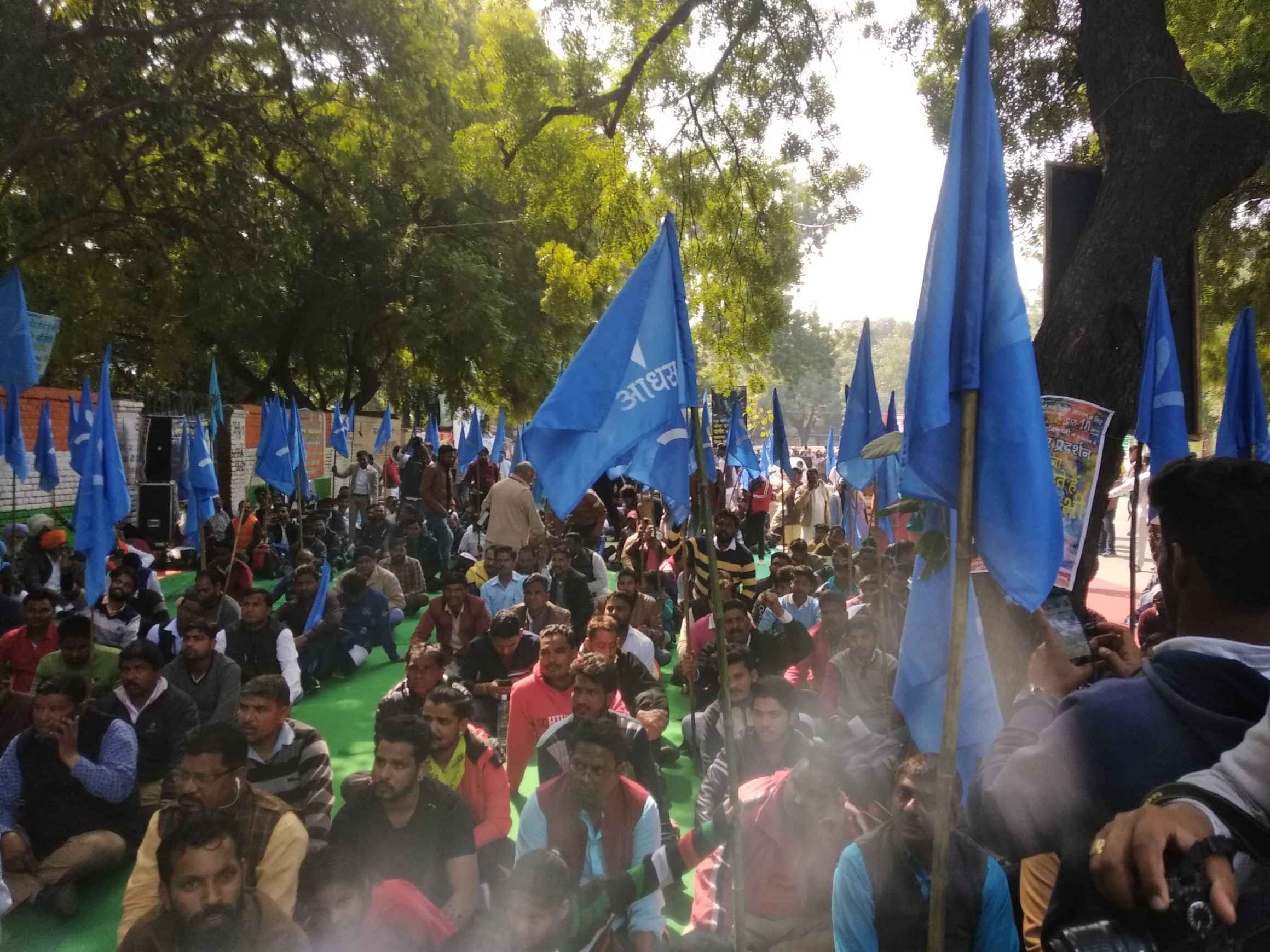 سیور میں صفائی ملازمین کی موت پر جنتر منتر پر مظاہرہ کرتے آدی سماج کے کارکن۔