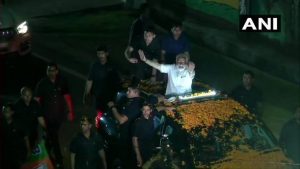 گجرات کے احمد آباد میں اپنا ووٹ ڈالنے کے بعد روڈشو کرتے وزیر اعظم نریندر مودی۔(فوٹو بہ شکریہ : اے اے آئی)