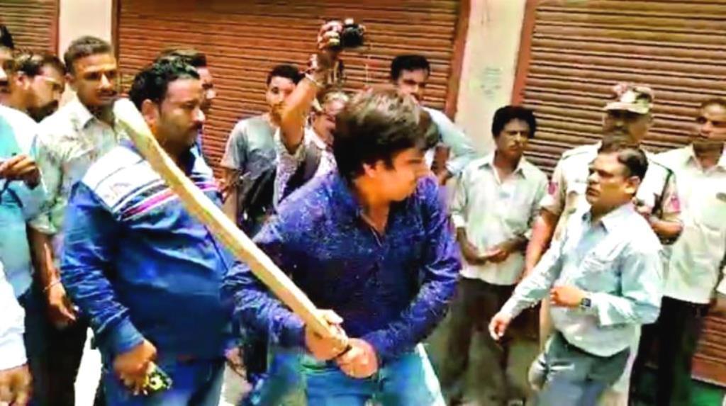 اندور میں میونسپل کارپوریشن کے افسر کو بلے سے پیٹتے بی جے پی ایم ایل اے آکاش وجئے ورگیہ