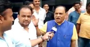 جھارکھنڈ میں بی جے پی حکومت کے وزیر سی پی جوشی اور کانگریس ایم ایل اے عرفان انصاری (بائیں)۔