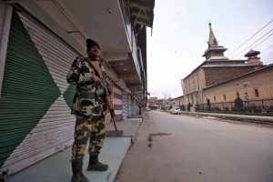 سرینگر کی جامع مسجد کے پاس تعینات فوج کا جوان(علامتی تصویر : رائٹرس)