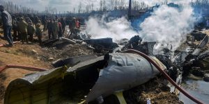 27 فروری کو جموں و کشمیر کے بڈگام میں حادثہ کا شکار ہوئےہندوستانی فضائیہ کے ایم آئی-17 ہیلی کاپٹر کا ملبا (فوٹو : پی ٹی آئی)