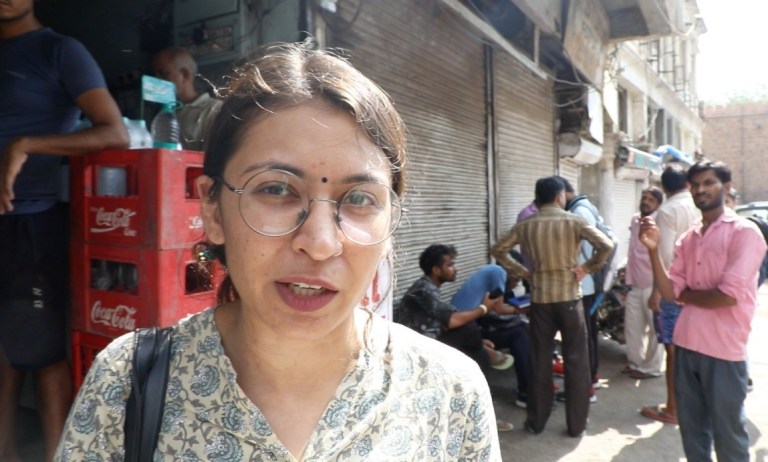 لندن کی ایس او ایس یونیورسٹی سے دریاگنج سنڈے بک مارکیٹ پر پی ایچ ڈی کر رہیں طالبہ انوپریا (فوٹو : دی وائر)