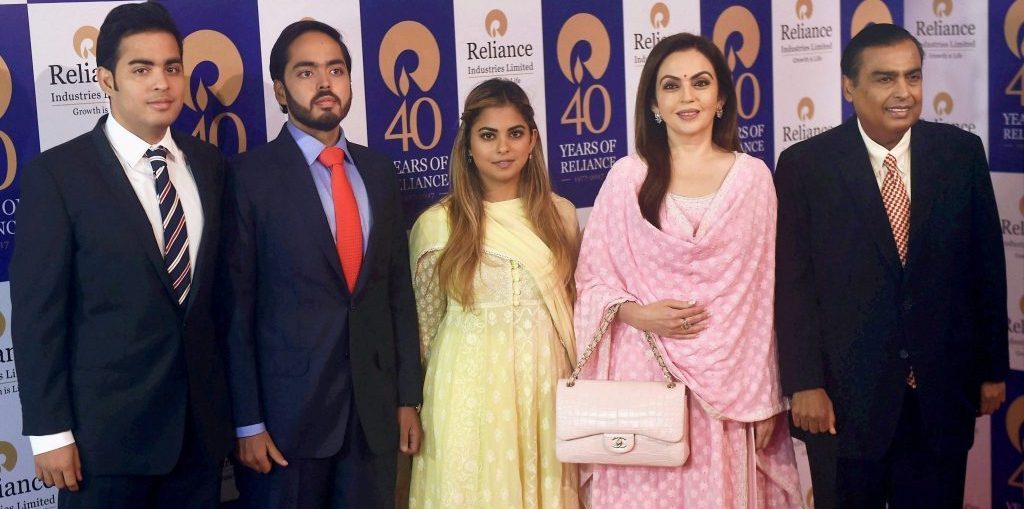 ریلائنس انڈسٹریز کے چیئر مین مکیش امبانی اپنی بیوی نیتا امبانی اور تینوں بچوں کے ساتھ (فوٹو : پی ٹی آئی)