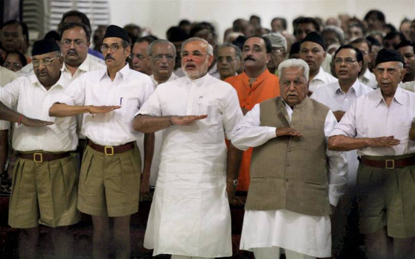 2009 میں آر ایس ایس کے ایک پروگرام میں کیشوبھائی پٹیل کے ساتھ نریندرمودی۔ (فائل فوٹو : پی ٹی آئی)