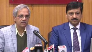 دہلی اسمبلی انتخاب میں رائے دہندگی کے آخری اعداد و شمار جاری کرتا الیکشن کمیشن (فوٹو : اے این آئی)