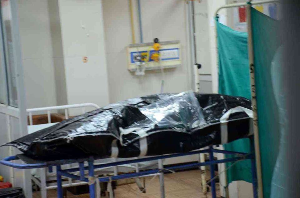 ہاسپٹل میں وکاس دوبے کی لاش۔ (فوٹو: پی ٹی آئی)