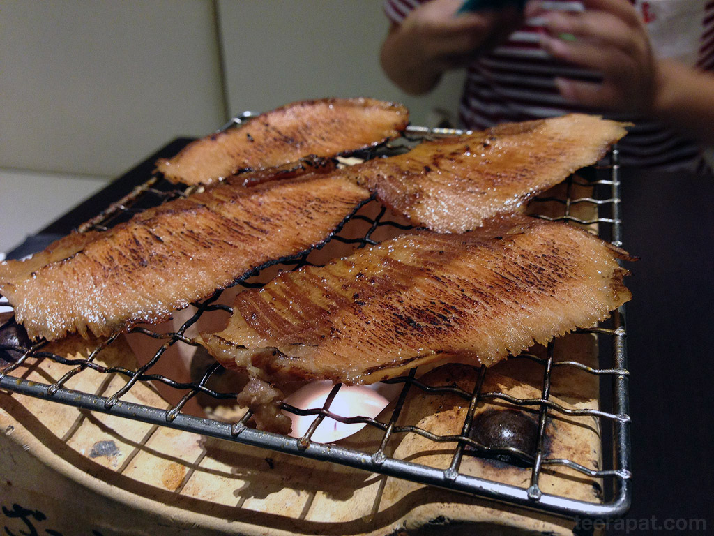 สั่งหมูย่างมาเพิ่ม เมนูนี้ตลกดีคือเขียนว่ามาในเตา แต่พอมาจริงๆเป็น เทียนง่อยๆอยู่ข้างล่าง รสหมูอร่อยดี หอมควันๆ + หมูนุ่มาก มีรสเค็มกำลังดี เสียดายที่มันเย็นชืดสุดๆ Santouka_05