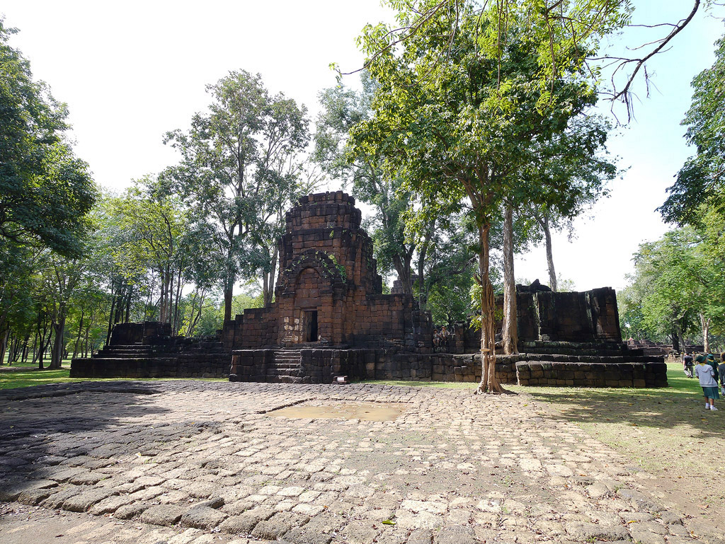 มุมกว้างหน้าโบราณสถานหมายเลข 1 PrasartMuangSing_23