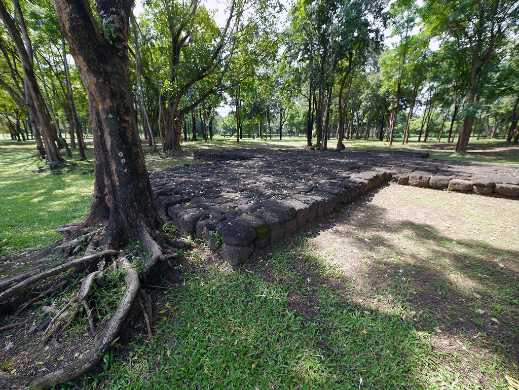 ศิลาแลงรอบ โบราณสถานหมายเลข 1 PrasartMuangSing_12