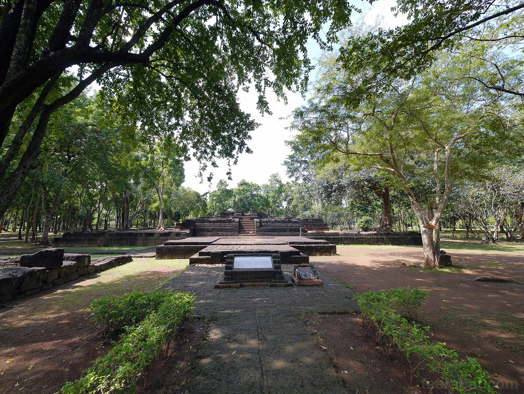 โบราณสถานหมายเลข 2 ส่วนนี้มีแต่ฐานด้านล่าง ไม่ค่อยเหลือกำแพงอาคารแล้ว PrasartMuangSing_05