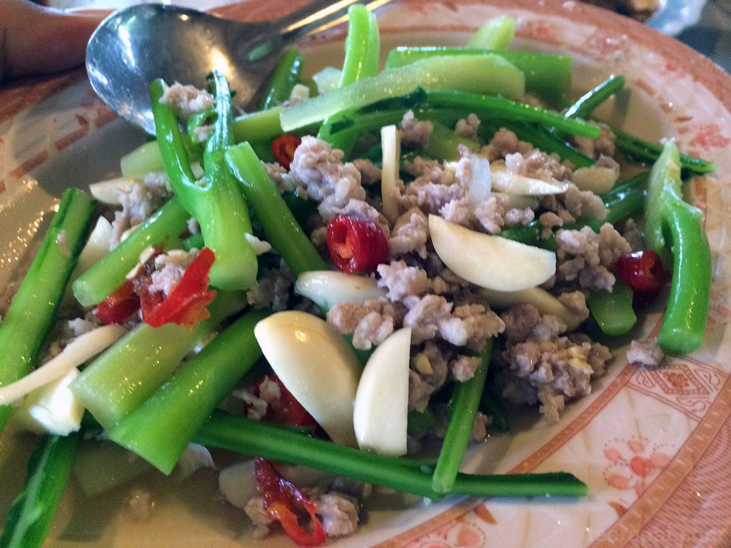 ยำก้านคะน้า ทานเล่นเพลินๆ เผ็ดกำลังดี KruaHuaNa_13